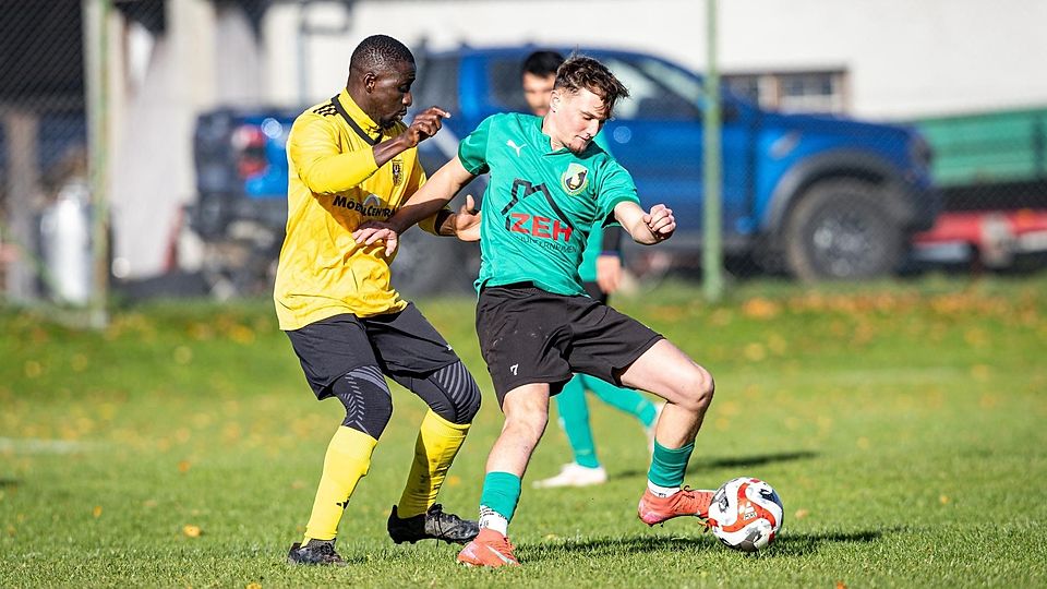 Fußball Herren A-Klasse Gruppe 8 Zugspitze 2025/26 13. Spieltag, SV Wessobrunn-Haid gegen TSV Schongau, 20251026,Zweikampf,2025-10-26 in Wessobrunn (Sportplatz Wessobrunn), Hassan BAH (TSV Schongau 16), Stefan REßLER (SV Wessobrunn-Haid 7)Copyright: WolfgangxLindner www.foto-lindner.de