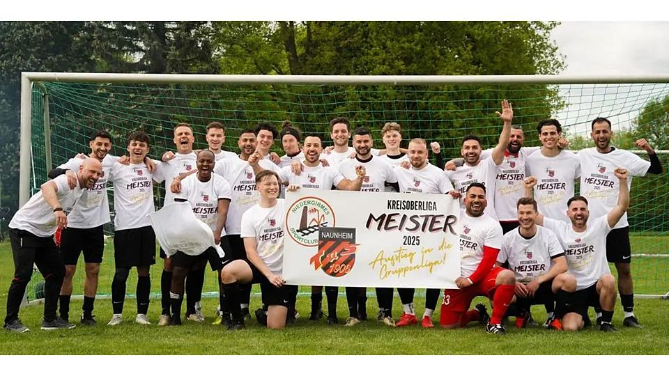 Vor zwei Jahren fast in der Versenkung verschwunden, jetzt souveräner Meister der Fußball-Kreisoberliga West: die Mannschaft der SG Naunheim/Niedergirmes mit Trainer Uwe Dahlhoff. © Isabel Althof