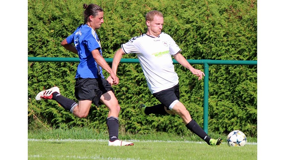 Einst Spieler, heute Trainer: Gräfelfings Konstantin Schachtner (r.) weiß aus eigener Erfahrung, wie lange es dauert, nach einer Fußballpause zurück zu alter Stärke zu finden.