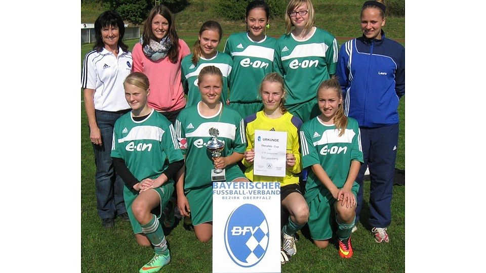 Freudestrahlend nahmen die U 17-Juniorinnen des SV Leonberg aus der Hand von Frieda Bauer (links) den Oberpfalz-Cup in Empfang.  Foto: Privat