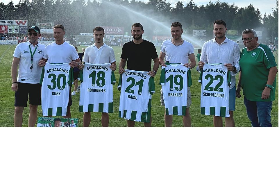 Wurden im Rahmen des Test-Krachers verabschiedet: Alex Kurz (v.li.), Jonas Rossdorfer, Basti Raml, Andi Drexler und Daniel Schedlbauer - mit Schaldings Sportlichem Leiter Markus Clemens (li.) und Vorstand Wolfgang Wagner (re.). 
