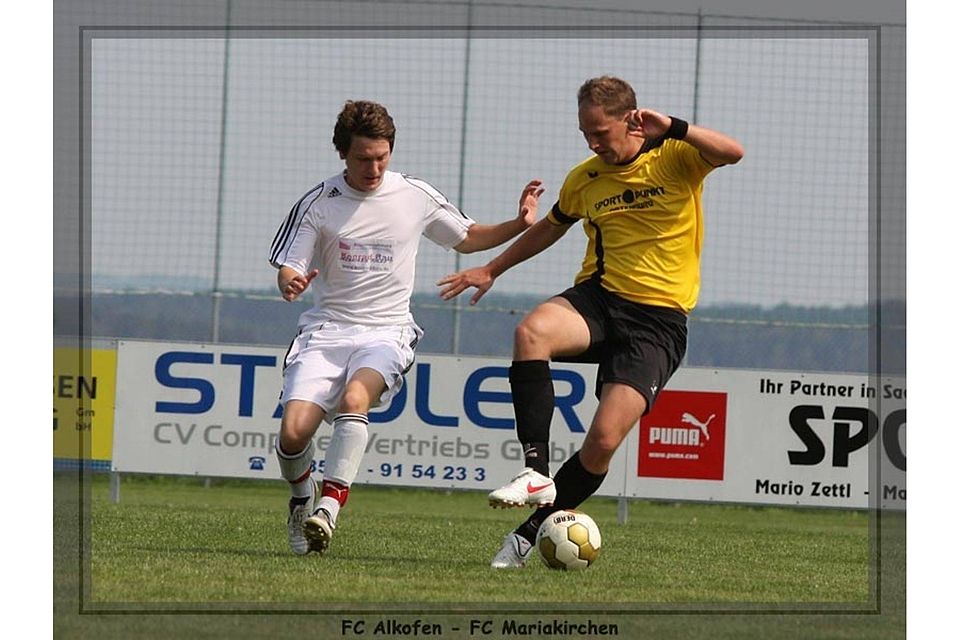Sein Doppelpack reichte nicht. Christian von Hasselbach (re.) und der FC Alkofen II fallen zurück auf Platz drei. Foto: Mike Sigl