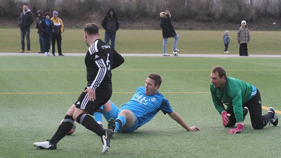 Die Entscheidung: Thomas Weiss trifft im Fallen für Karlsfeld. Arnbachs Dominik Hahn (links) und Keeper Matthias Sattler können nur zuschauen.