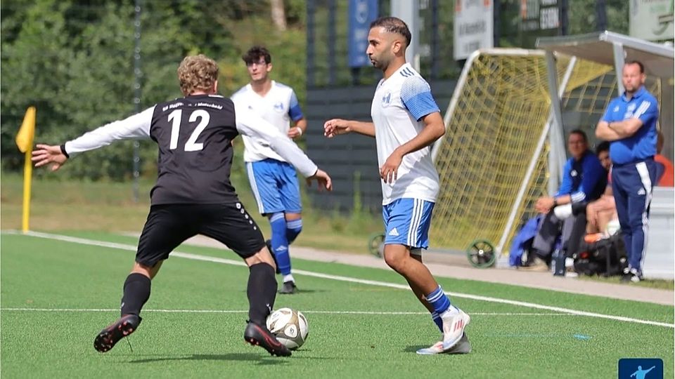 Firat Bagkan SSV Weilerswist re. im Zweikampf mit seinem Gegenspieler Jonas Wald SG Houverath-Mudscheid li. Beobachter der Situation im Hintergrund re. SSV Coach Frederik Ziburske und li. Janis Gilbert. 