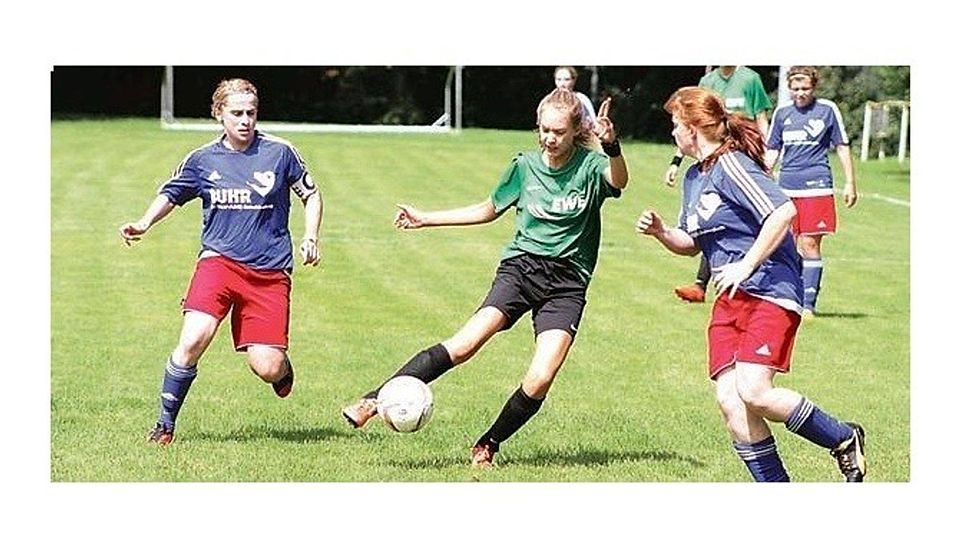 Eine umkämpfte Partie boten sich die SG Neuenburg/Dangastermoor (blaue Trikots) und TuS Büppel II. Müller-Düring