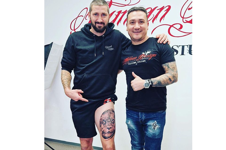 Sascha Mölders zeigt stolz sein neues Löwen-Tattoo.