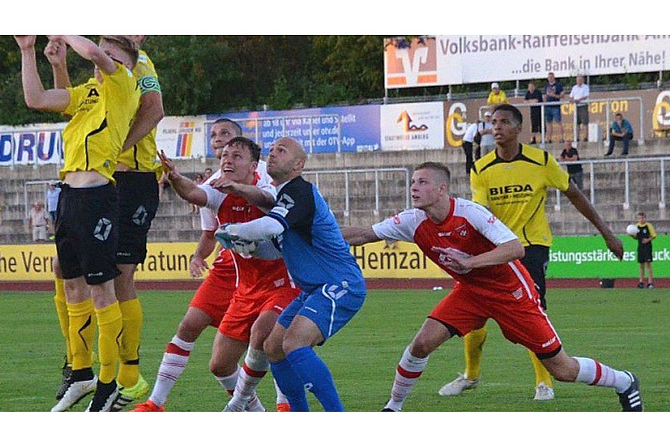 Im Hinspiel hatte der FC Amberg (in Gelb) mit 0:1 das Nachsehen. F: Christmann