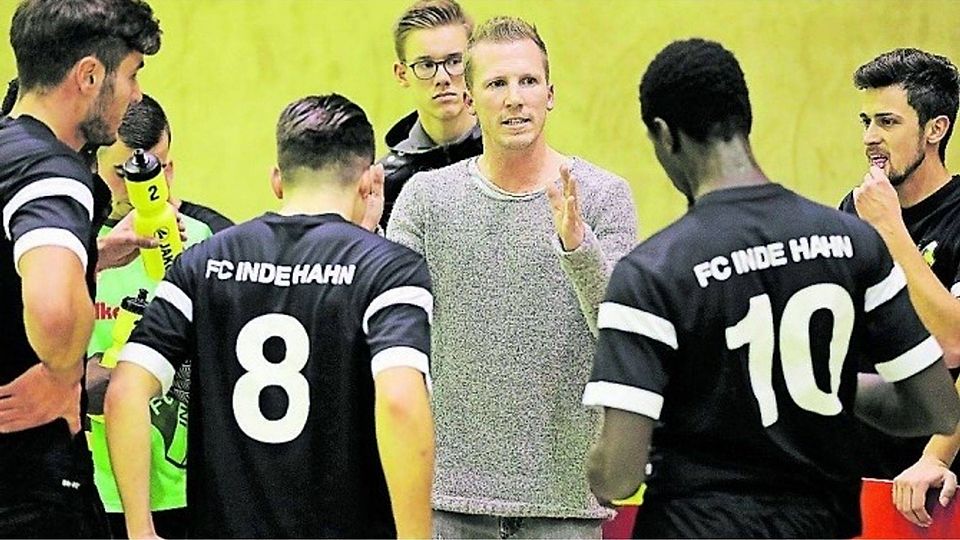 Bespricht vor dem zweiten Spiel gegen den KBC die Taktik: Hahns Co-Trainer Michael Grümmer (Mitte) im Kreis seiner Spieler. F: Steindl