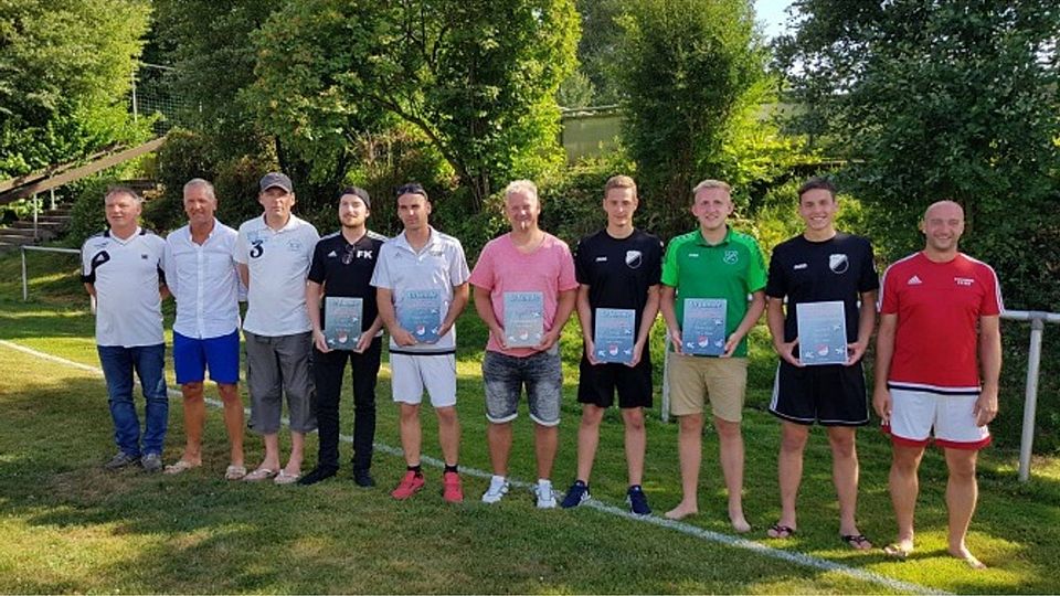 Bild zeigt die Spielführer der teilnehmenden Teams, Sponsoren wie auch die Organisatoren des 1. Helmut Renz-Gedächtnisturniers. Foto: TSV Krummennaab