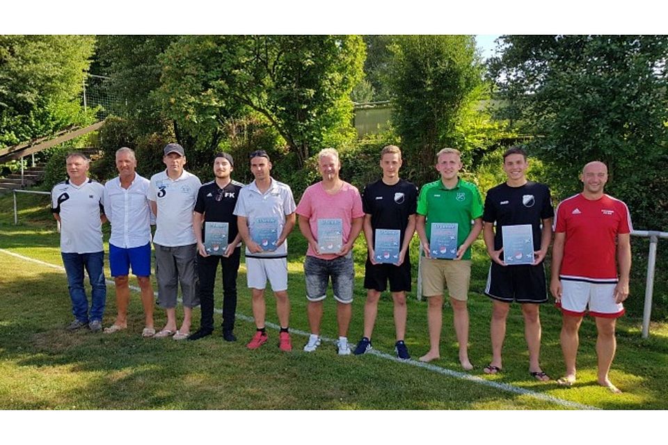 Bild zeigt die Spielführer der teilnehmenden Teams, Sponsoren wie auch die Organisatoren des 1. Helmut Renz-Gedächtnisturniers. Foto: TSV Krummennaab