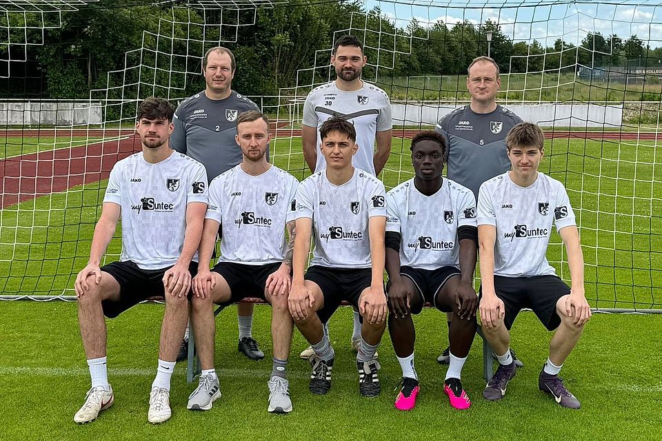 Co-Trainer Tom Bayerl, Reserve-Coach Max Ferstl und Trainer Mathias Meßmann (stehend von links) mit den Neuzugängen (sitzend von links) Roko Prstec, Marius Hinkel, Fabian Keckstein, Allioune Fall und Kevin Meierhofer. Es fehlt Hendrik Ackermann. Co-Trainer Tom Bayerl, Reserve-Coach Max Ferstl und Trainer Mathias Meßmann (stehend von links) mit den Neuzugängen (sitzend von links) Roko Prstec, Marius Hinkel, Fabian Keckstein, Allioune Fall und Kevin Meierhofer. Es fehlt Hendrik Ackermann.