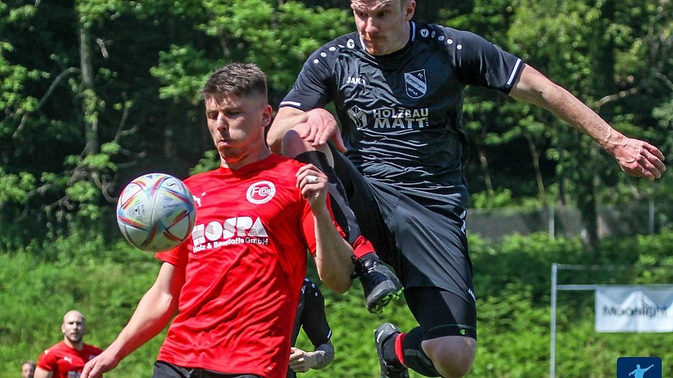 2023 erkämpfte sich der FC Bergalingen um Yannik Engel (rechts, gegen Klejdi Zenelak) ein 2:2-Remis in Bad Säckingen. Diesmal verpasste der FCB den Ausgleich im Derby und verlor mit 1:3. | Archivfoto: Matthias Konzok