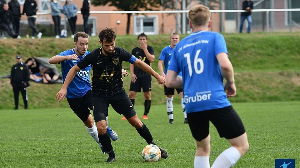 Mit dem SV Waldau (in Schwarz) und dem SV Altenstadt/WN (in Blau-Schwarz) treffen zum Saisonfinale zwei nach der Winterpause überzeugende Teams aufeinander.