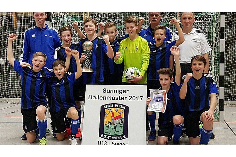 Der "Champion" des Sunninger Hallenmasters 2017, die U13 der SpVgg SV Weiden stellt sich zum Siegerphoto.