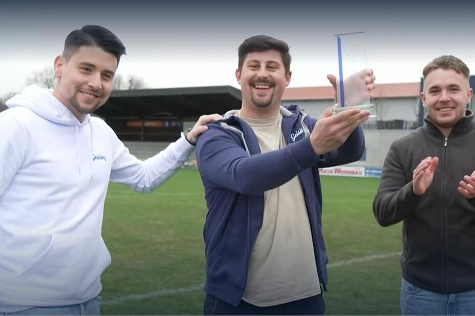 Für den Bayerntreffer der Saison ist der Langengeislinger Florian Rupprecht (Mitte) nominiert Hier freute er sich gemeinsam mit seinen FCL-Teamkollegen Max Maier (l.) und David Riederle (r.) über die Auszeichung zum Bayerntreffer im November.