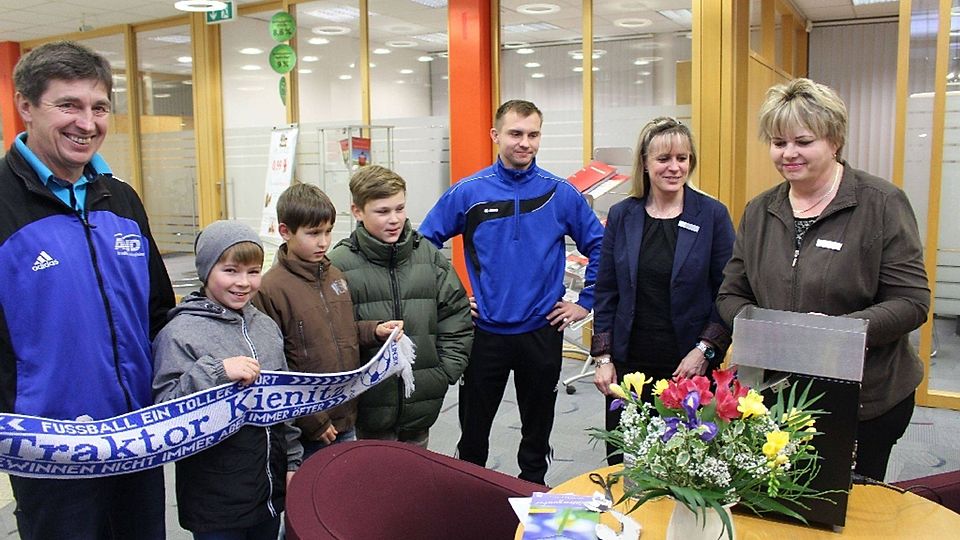 Spannung bei der Geldauszählung: Fred Conrad, die Nachwuchskicker Bastian, Ruben und Jerome sowie Daniel Conrad beobachten das maschinelle Zählen. ©Ulf Grieger