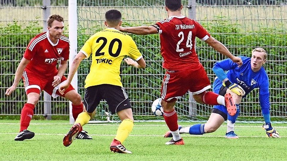Für den Weilmdorfer Defensivverbund und Torwart Domink Ferdek (rechts) gab es in Echterdingen jede Menge Arbeit.  Foto: Günter Bergmann