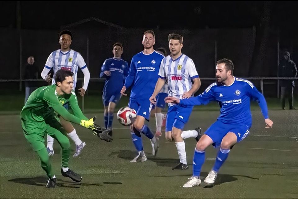 Kurz vor Schluss bot sich Neustadts Steffen Rohrer (rechts) die Chance zum Ausgleich, doch Singens Keeper hatte etwas dagegen.