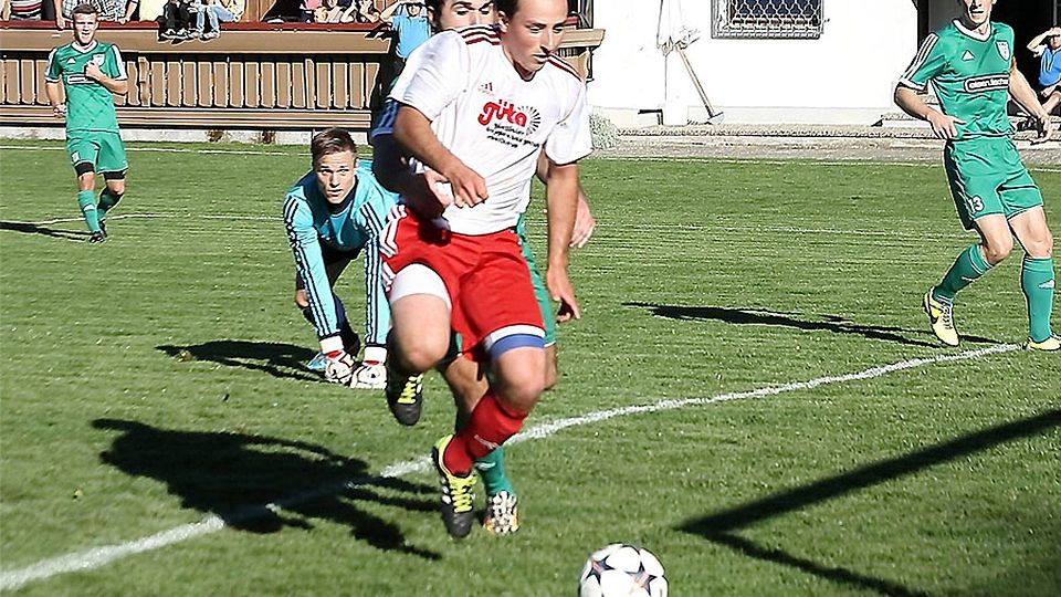 13 Mal stand Manuel Schedel (am Ball) vom SV Egg an der Günz in der FuPa-Elf der Woche.   F.: Siegfried Rebhan