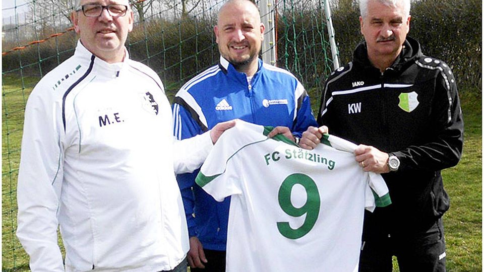 Stätzlings Abteilungsleiter Manfred Endraß (links) mit dem neuen Trainer Alex Bartl (Mitte) und dem neuen sportlichen Leiter Klaus Wünsch.	F.: Heckmeier