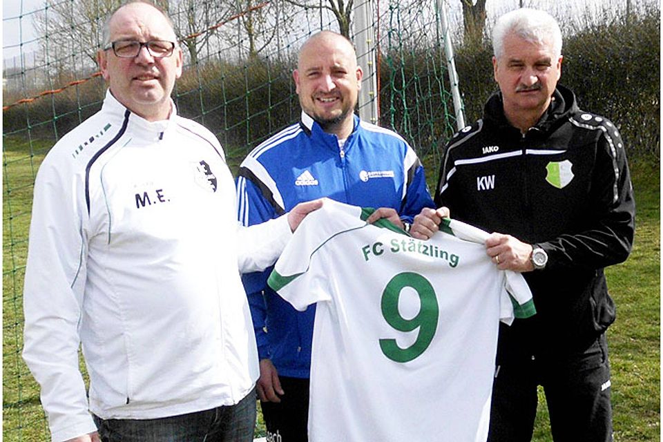 Stätzlings Abteilungsleiter Manfred Endraß (links) mit dem neuen Trainer Alex Bartl (Mitte) und dem neuen sportlichen Leiter Klaus Wünsch.	F.: Heckmeier