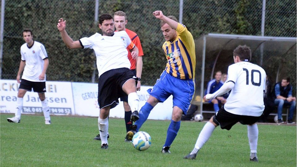 Die SG Gerolstein (weiße Trikots) bleibt trotz der 1:4-Pleite in Lünebach auch nächste Saison A-Ligist.