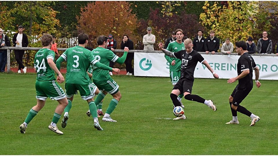 Zurück in die Erfolgsspur soll es für die Hallberger Kicker um Benedikt Orth (am Ball) gehen. Am Freitagabend kommt der Tabellenzweite Traunstein.