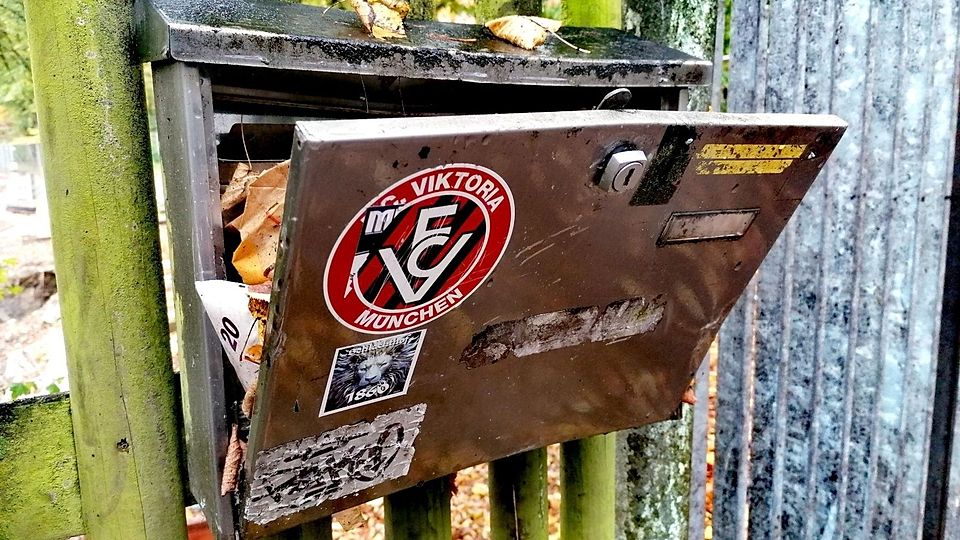 Der Briefkasten am Stadion steht symbolhaft für die aktuelle Lage des FC Viktoria München.