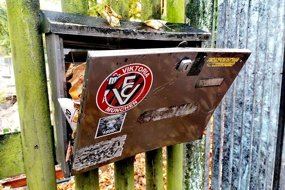 Der Briefkasten am Stadion steht symbolhaft für die aktuelle Lage des FC Viktoria München.