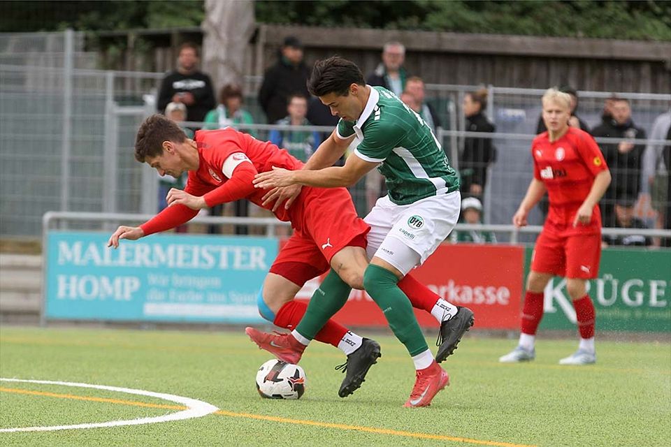 Packender Zweikampf zwischen Florian Foit (Kilia Kiel) und Noah Andreas (re., VfB Lübeck).