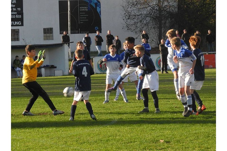 Beim 3:1 der SpVgg SV-U13 (in weiß) gegen den SV Burgweinting drehten die Gastgeber das Match noch nach einem 0:1-Rückstand zur Pause. F: Herbert Riedel