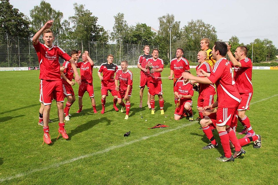 Freudentanz des Meisters: Der TSV Rot/Rot sicherte sich am vorletzten Spieltag den Aufstieg in die Bezirksliga. Andreas Wagner