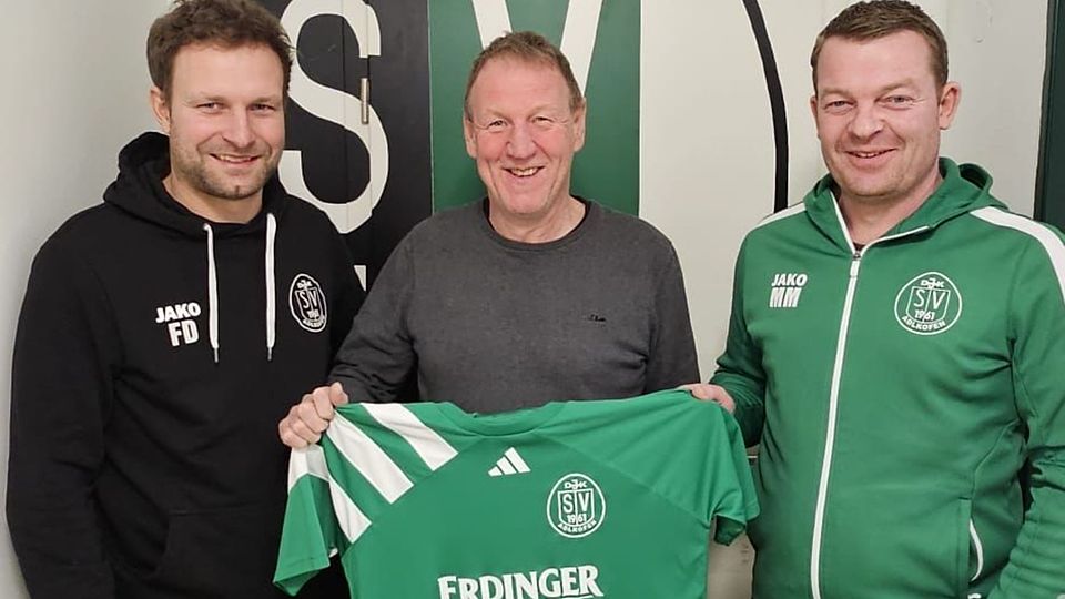 Florian Diewald (links) und Michael Maierbeck (rechts) von der Abteilungsleitung heißen den neuen Co-Trainer Reinhard Treimer (Mitte) zur neuen Saison herzlich Willkommen.