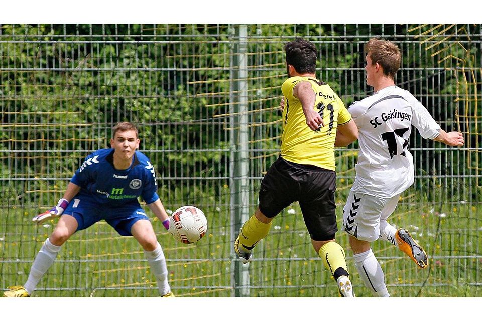 Jonas Pangerl fixiert den Ball (hier im Spiel der zweiten Mannschaft des SC Geislingen beim TSV Obere Fils). Foto: Thomas Madel