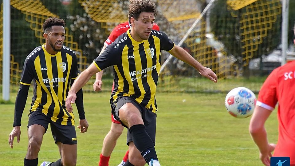 Tor und Fehlschuss vom Elfmeterpunkt: Hausens Angreifer Shqipon Bektasi. 