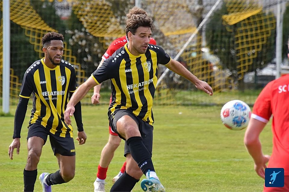 Tor und Fehlschuss vom Elfmeterpunkt: Hausens Angreifer Shqipon Bektasi. 