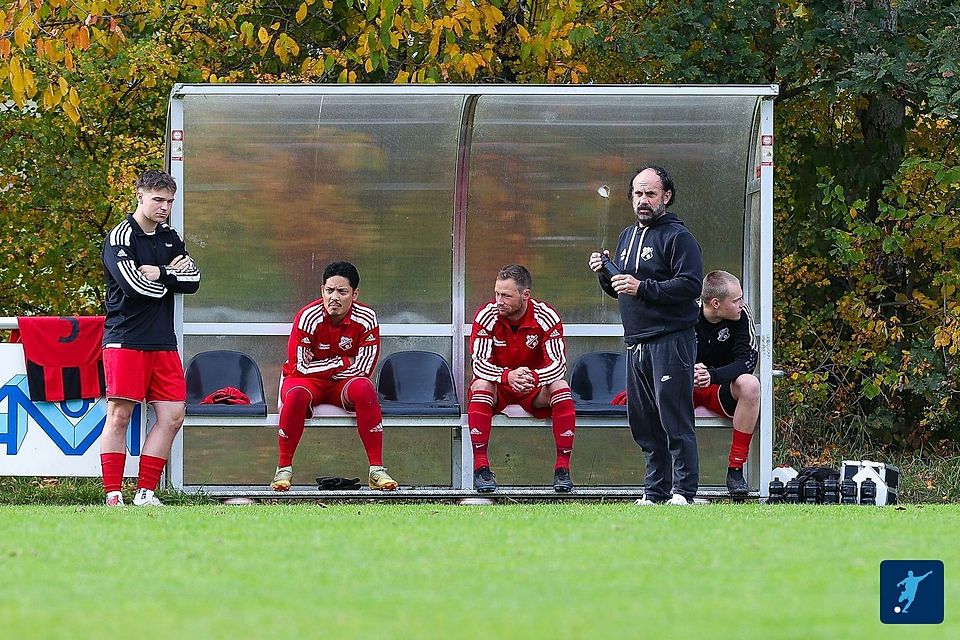 Marco Peter (2.v.r.) wird künftig beim FC Büchlberg an der Linie stehen. Marco Peter (2.v.r.) wird künftig beim FC Büchlberg an der Linie stehen.