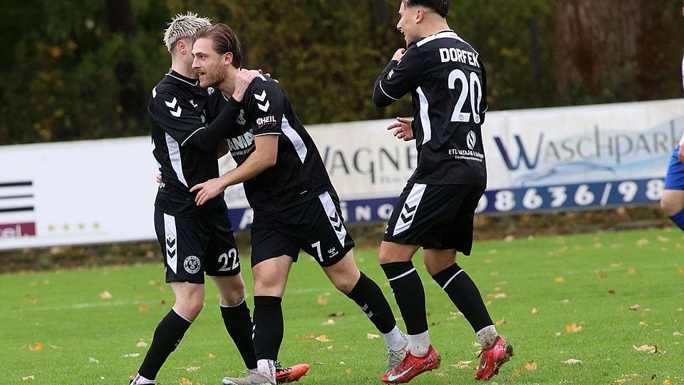 Erleichterung beim TSV Dorfen: Gegen den SV Saaldorf reichte es gerade so zum Sieg.