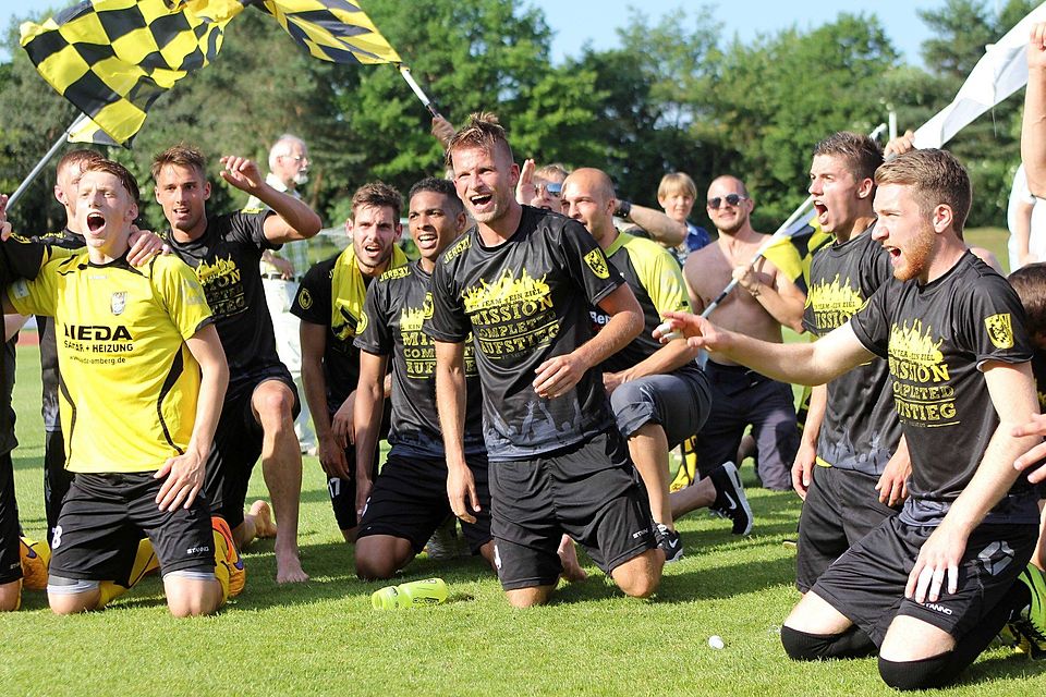 Spieler, Verantwortliche  und Fans des FC Amberg feiern nach Schlusspfiff gemeinsam den Aufstieg in die Regionalliga. F: Landgraf