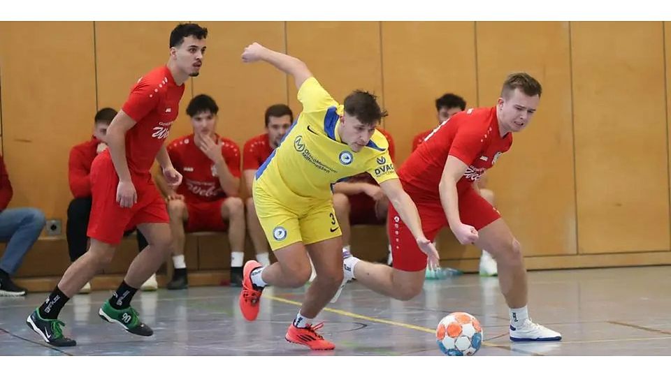 Merlin Rahn (Mitte), Marburger Sportfreund mit einem 1954er WM-Helden im Stammbaum, trifft im Endspiel gegen Elias Ackers (links) und Aaron Blöchers SG Silberg/Eisenhausen, die den blau-gelben Favoriten alles abverlangt. © Jens Schmidt