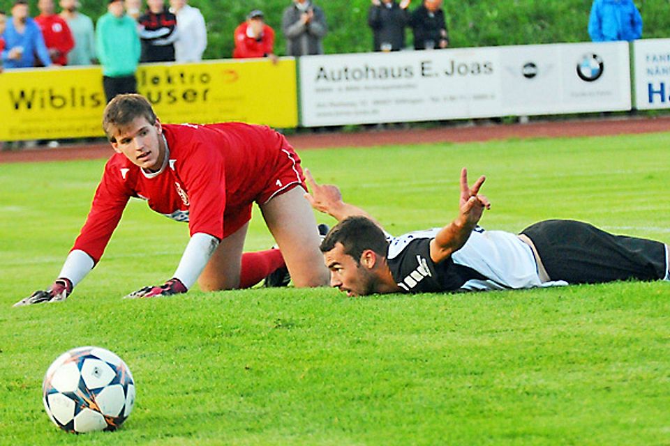 Bernd Scheu (rechts) bejubelt seinen Treffer zum 3:0, Nördlingens Keeper Daniel Wagner schaut stattdessen ziemlich ratlos drein.  Foto: Brugger