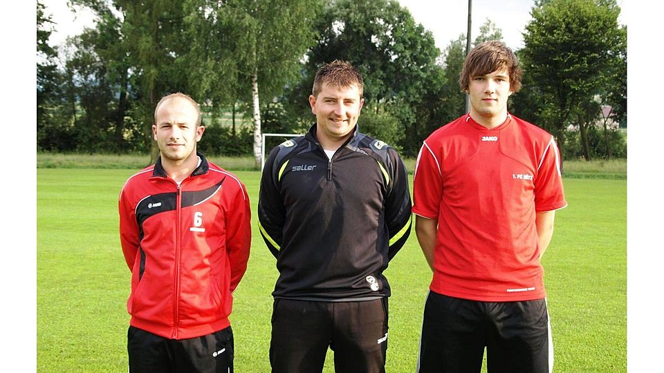 Trainer Mehltretter mit den beiden Neuen Georg Gruschka und Daniel Schießl (v.links)  Foto: Reil