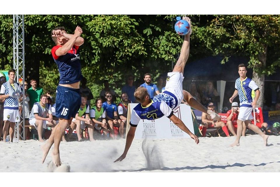 Definitiv etwas für Feingeister: Beim Beachsoccer muss man zwar auf kernige Zweikämpfe, aber nicht auf große Fußballkunst verzichten. FOTO: Bavaria Beach Bazis