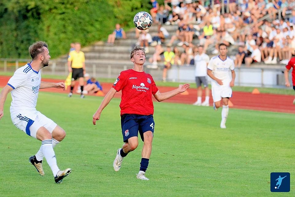 Eine Szene aus dem Spiel gegen Unterhaching vor guter Kulisse