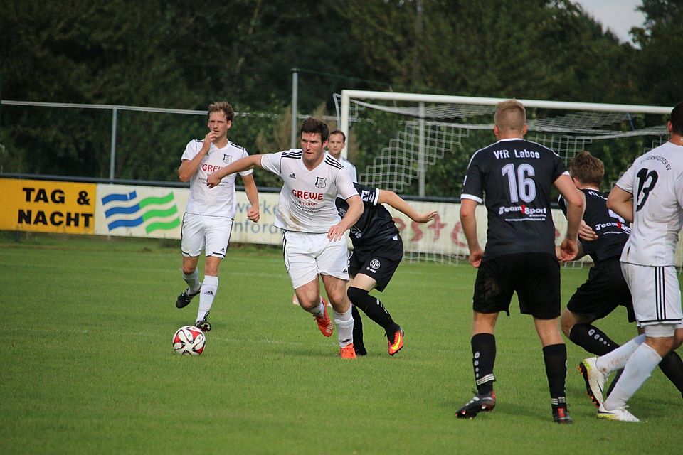 Angreifer Jan-Ole Jürgensen (Mitte) hat mit dem ESV ein Sechs-Punkte-Spiel beim Aufsteiger TSV Stein vor der Brust. Foto: Peters