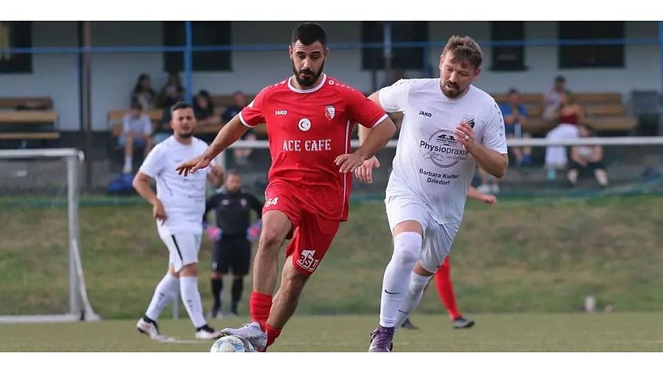 Aziz Kulle (Mitte) vom SSV Türkgücü Dillenburg wechselt in die Verbandsliga. © Sven Jessen
