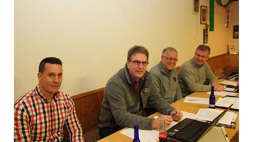 Restrundenbesprechung der Kreisoberliga Fulda Süd (von links): Einzelrichter Thomas Schilling, Klassenleiter Dietmar Pfeiffer, Schlüchterns stellvertretender Kreisfußballwart Harald Maienschein und Kreisschiedsrichterobmann Bernhard Depta.  Foto: Görlich