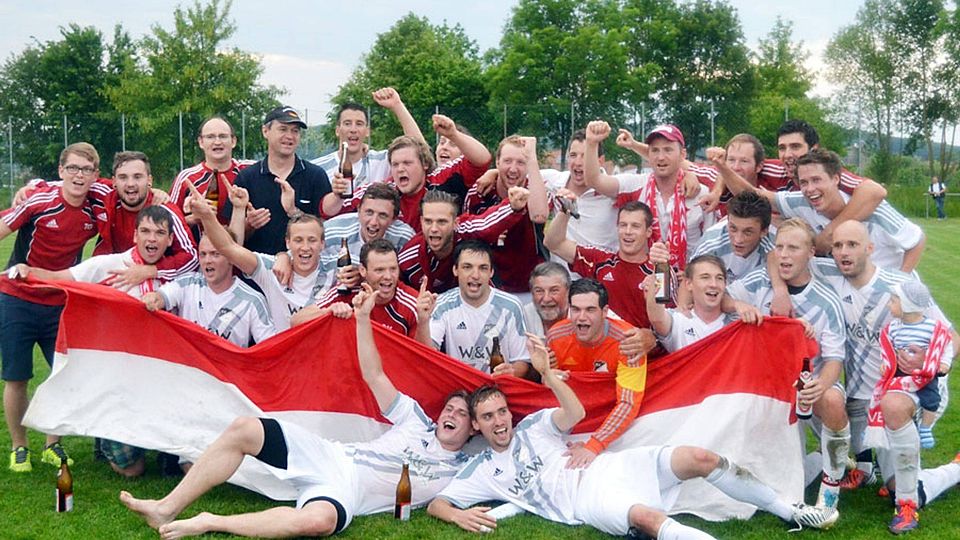 Feiern können die Kicker des SV Eggelstetten, wie sie bei der Kreisklassen-Meisterschaft bewiesen haben. Jetzt werden sie als Shootingstars bei FuPa Schwaben von einem Profifotografen noch perfekt in Szene gesetzt. F.: Izso