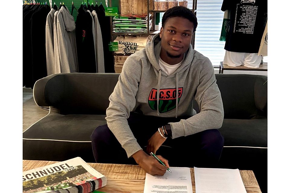 Tinte trocken: Winners Osawe beim Unterzeichnen des Leihvertrags.