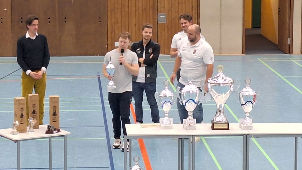 Kapitän Robin Biesinger nahm den Pokal für den vierten Platz in Empfang.